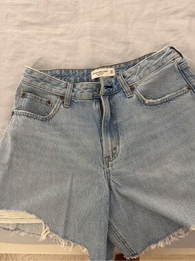 Abercrombie Loose Short 
High rise and super comfy 
Size 28